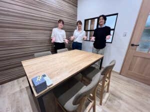 静岡県保険会社様よりご依頼いただいた空間コーディネートの様子の写真。