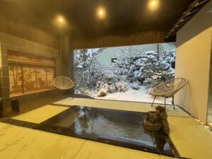 兵庫県新温泉町にある老舗旅館様よりご依頼いただいた空間コーディネートの様子の写真。