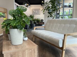 愛知県豊川市にある植物工場様よりご依頼いただいた空間コーディネートの様子の写真。