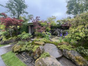 チェルシーフラワーショー2024でのヴィンテージ家具と庭の空間づくり